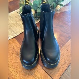 Dr. Marten 2976 SMOOTH LEATHER PLATFORM CHELSEA BOOTS; Size 7